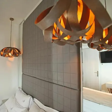 Athinais Luxury Otel *