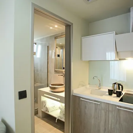 Athinais Luxury Otel