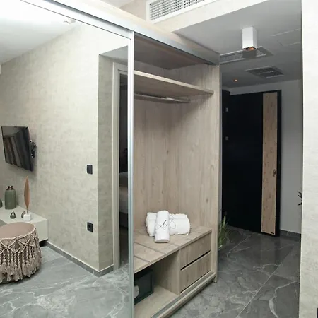 Athinais Luxury Ханиоти